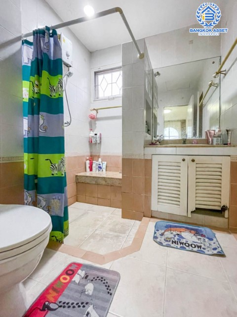 *****บ้านเดี่ยวมือสอง ม.นันทวัน สุขาภิบาล5 พร้อมเข้าอยู่ พร้อมฟังก์ชัน 3 ห้องนอน 2 ห้องน้ำ 1 ที่จอดรถ สภาพดีมากๆ บนเนื้อที่กว่า 57.7 ตร.ว. กว้างมาก พื้นที่ใช้สอยมากถึง 194 ตร.ม. บนทำเลศักยภาพ เชื่อมต่อถนน รามอินทรา, วัชรพล, สุขาภิบาล5 เดินทางสะดวก ใกล้ทางด่วน "ฉลองรัช" และรถไฟฟ้าสายสีเขียว "สถานีสายหยุด"